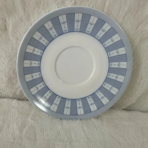 Martha Stewart Everyday Garden Trellis Blue & White Saucer Plate - Picture 4 of 7